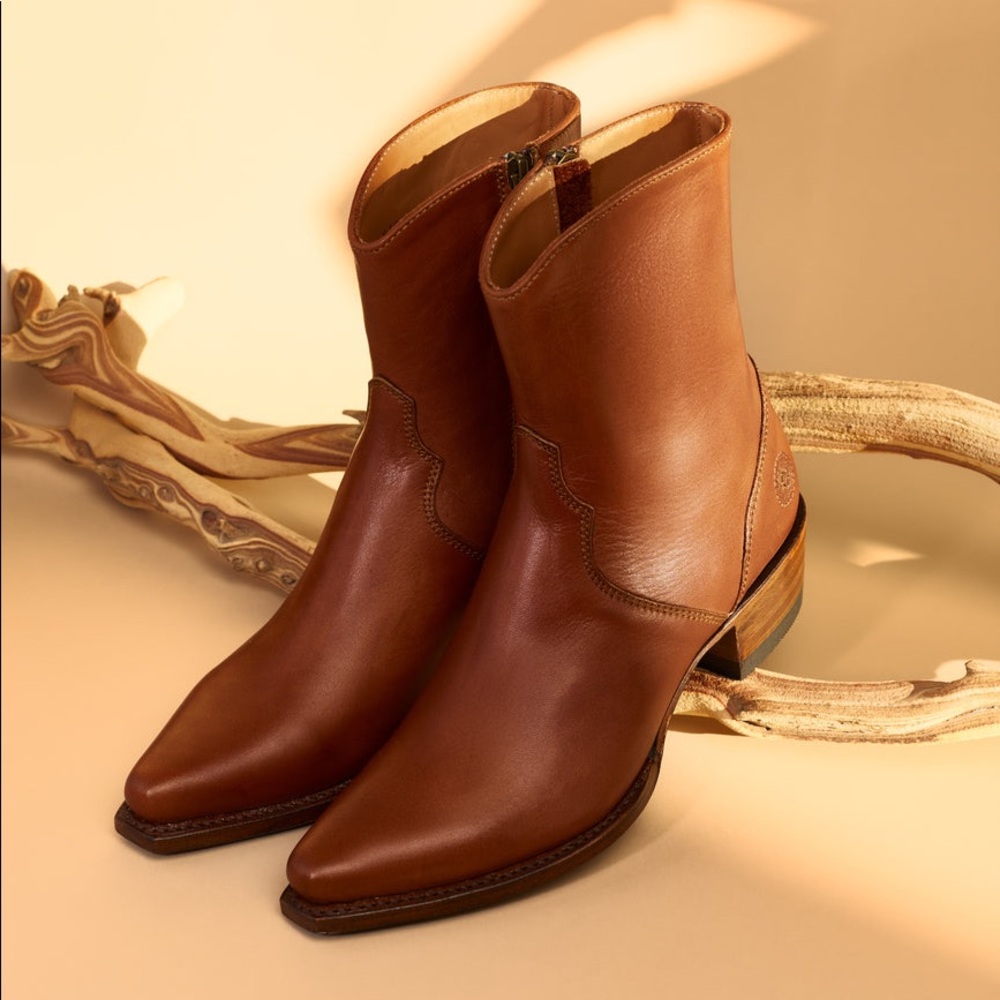 Ranch Road Scarlett zip ankle western boots, Cognac, sz 8.5